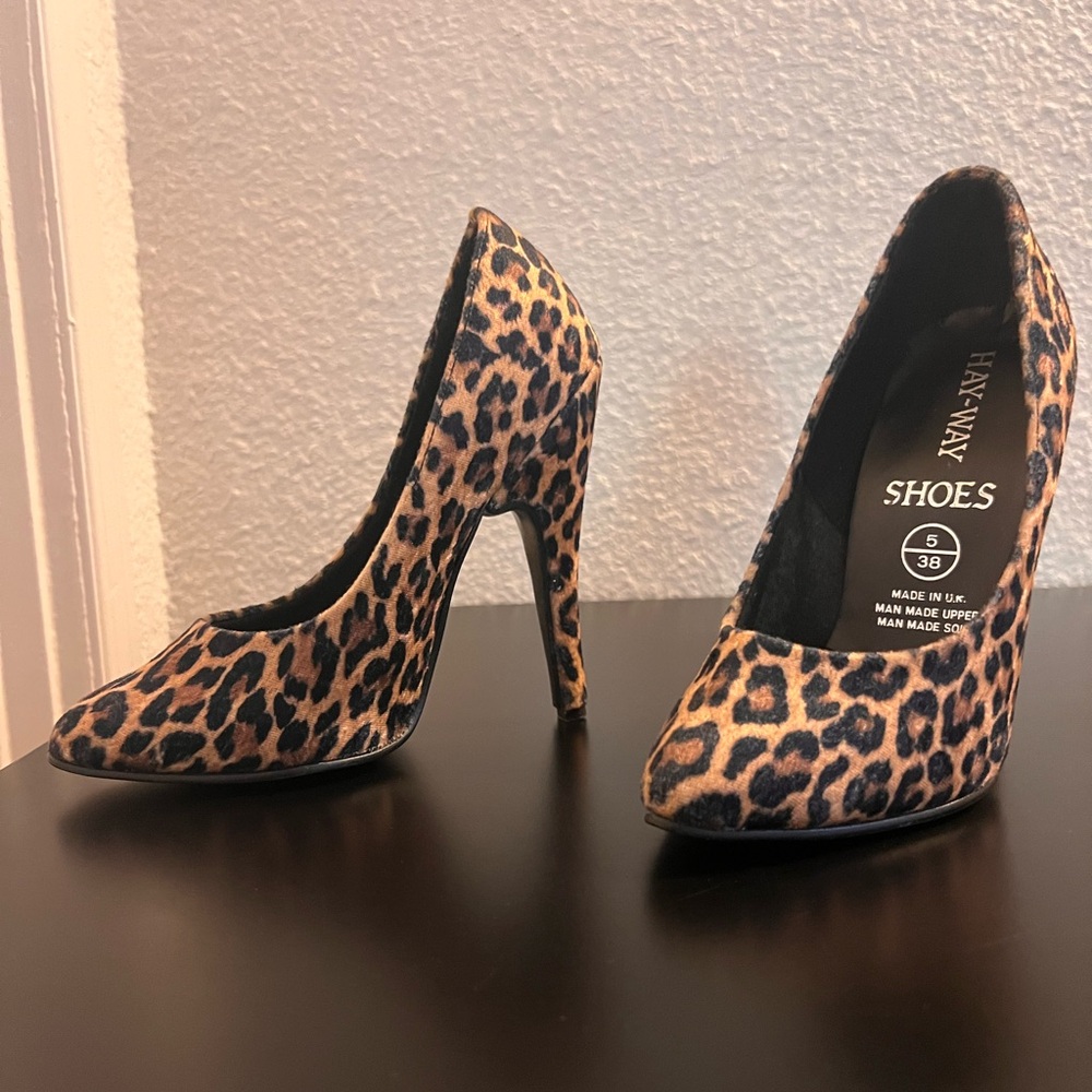 “Hay-Way Shoes” Leopard print heels! Size 5 US size 38 Euro. Velvet material.